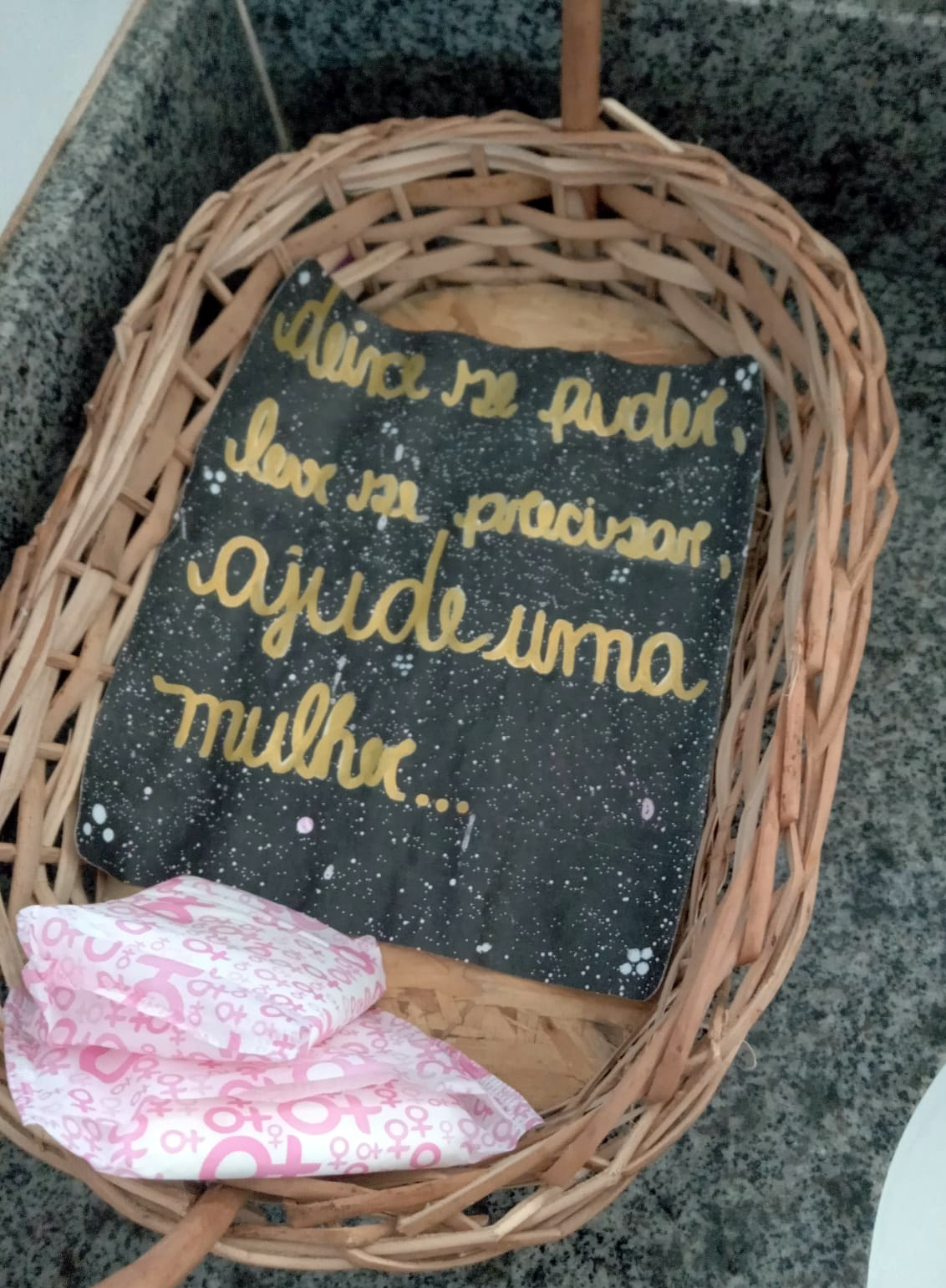 pobreza menstrual falta de absorventes prejudica saude fisica e atrapalha mulheres na escola e no trabalho caixinha de modes
