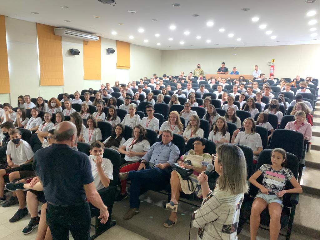 strongalunos do cmg se encantam com a palestra do engenheiro da nasa ao infinito e alemstrong whatsapp image 2022 03 28 at 17.08.36