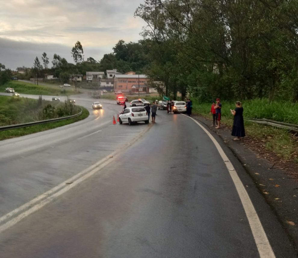 oleo na pista provoca acidentes na sc 108 neste domingo whatsapp image 2022 04 04 at 06.52.58 e1649080185665