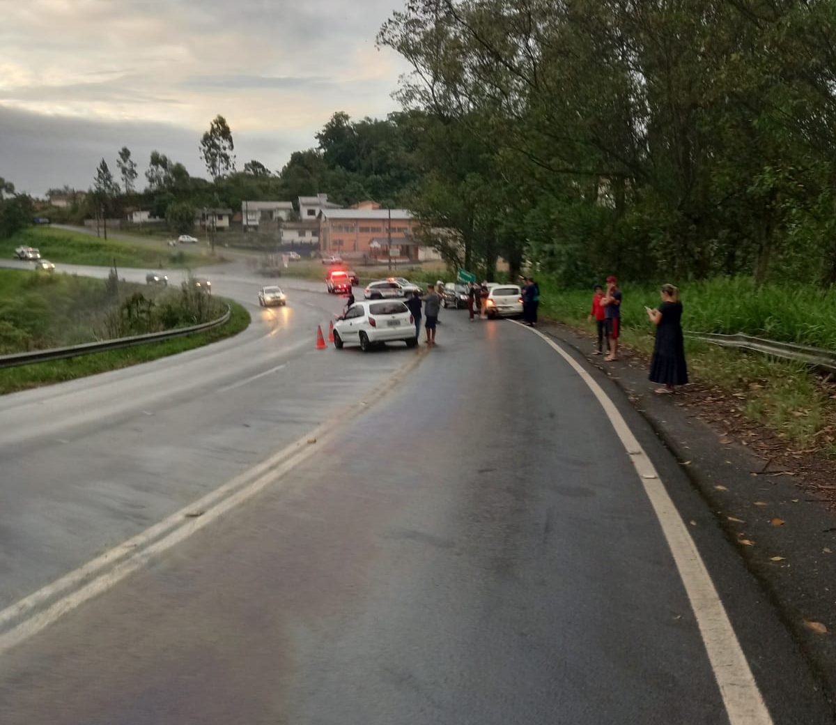 oleo na pista provoca acidentes na sc 108 neste domingo whatsapp image 2022 04 04 at 06.52.58 e1649080185665