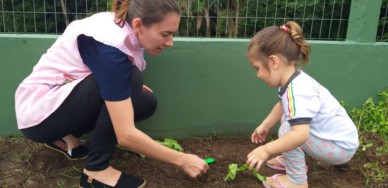 strongplantando habitos saudaveis colhendo alimentacao de qualidade professora incentiva criancas a cultivarem o proprio alimentostrong 13.58.01 1