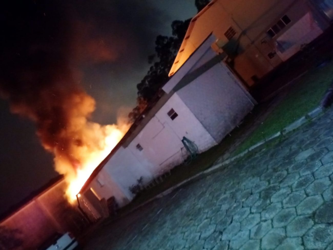 incendio atinge pavilhao de empresa em cocal do sul whatsapp image 2022 05 31 at 07.48.49