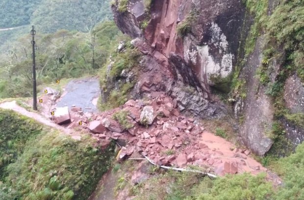 nova queda de barreira na serra do corvo branco reforca necessidade de bloqueio nova queda de barreira na serra do corvo branco reforca necessidade de bloqueio 20220529 1181280354