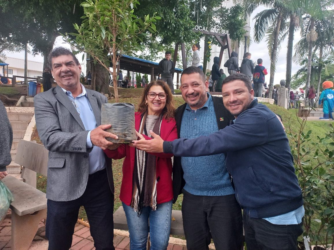 sexta feira foi marcada pela acao meio ambiente na praca em cocal do sul 10 at 16.16.18