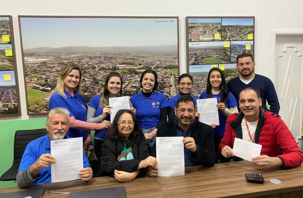 apae de cocal do sul recebe repasses financeiros para novos projetos assinatura repasse prefeitura por amanda farias 2