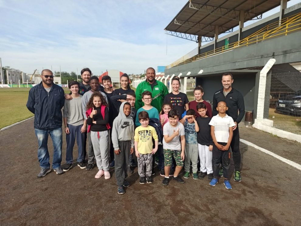 strongalunos do projeto correndo para vencer recebem a visita do medalhista olimpico edson lucianostrong 28 at 16.32.44