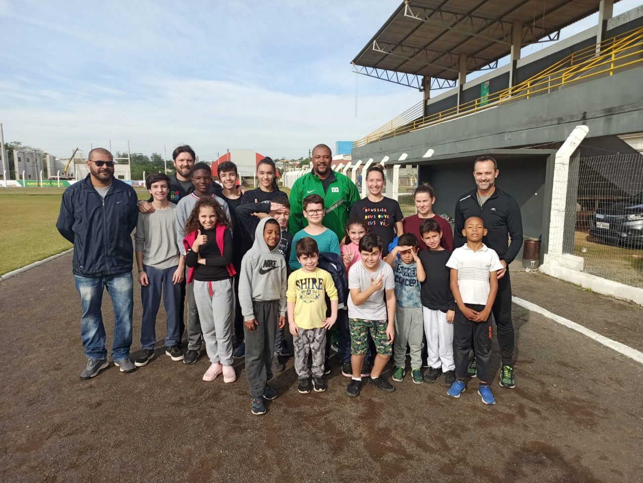strongalunos do projeto correndo para vencer recebem a visita do medalhista olimpico edson lucianostrong 28 at 16.32.44