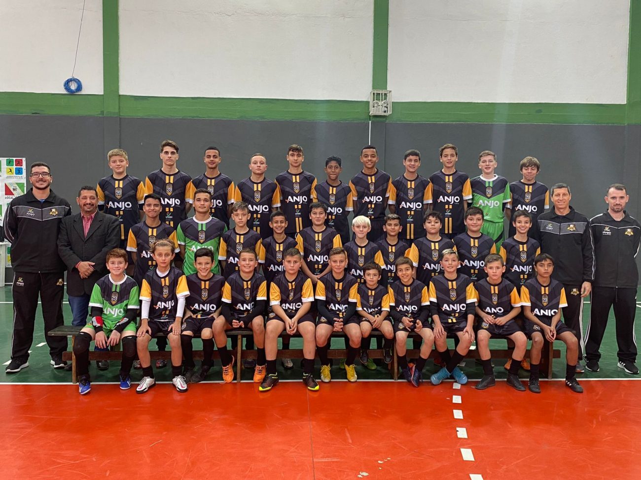 stronggarotos do anjos do futsal de 17 municipios receberam os uniformes do projetostrong cocaldosul