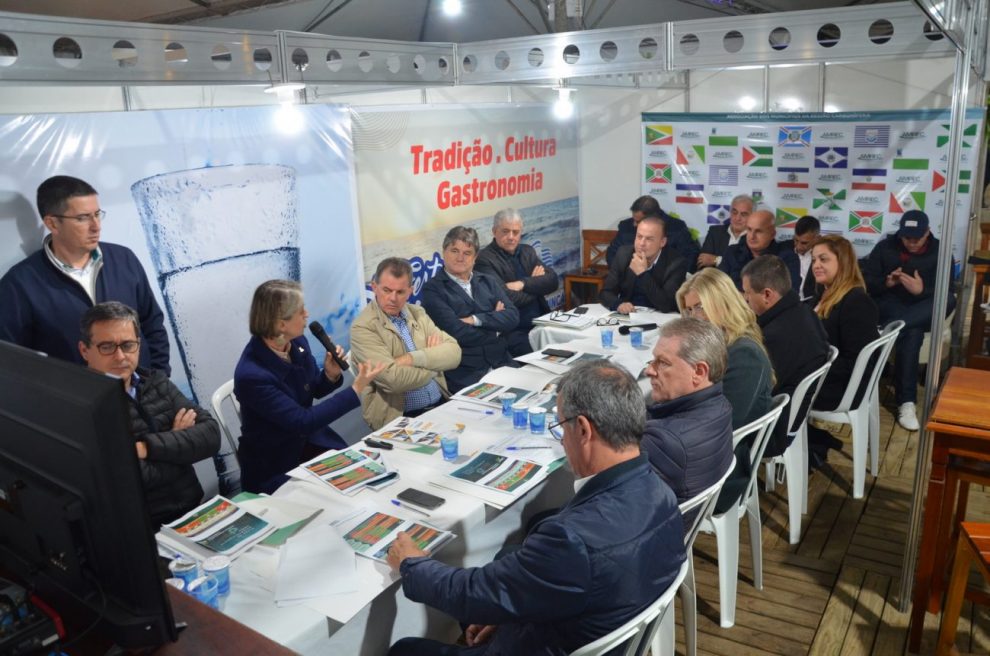 strongprefeitos voltam a debater plano de desenvolvimento regional em reuniao no balneario rincaostrong 3360948