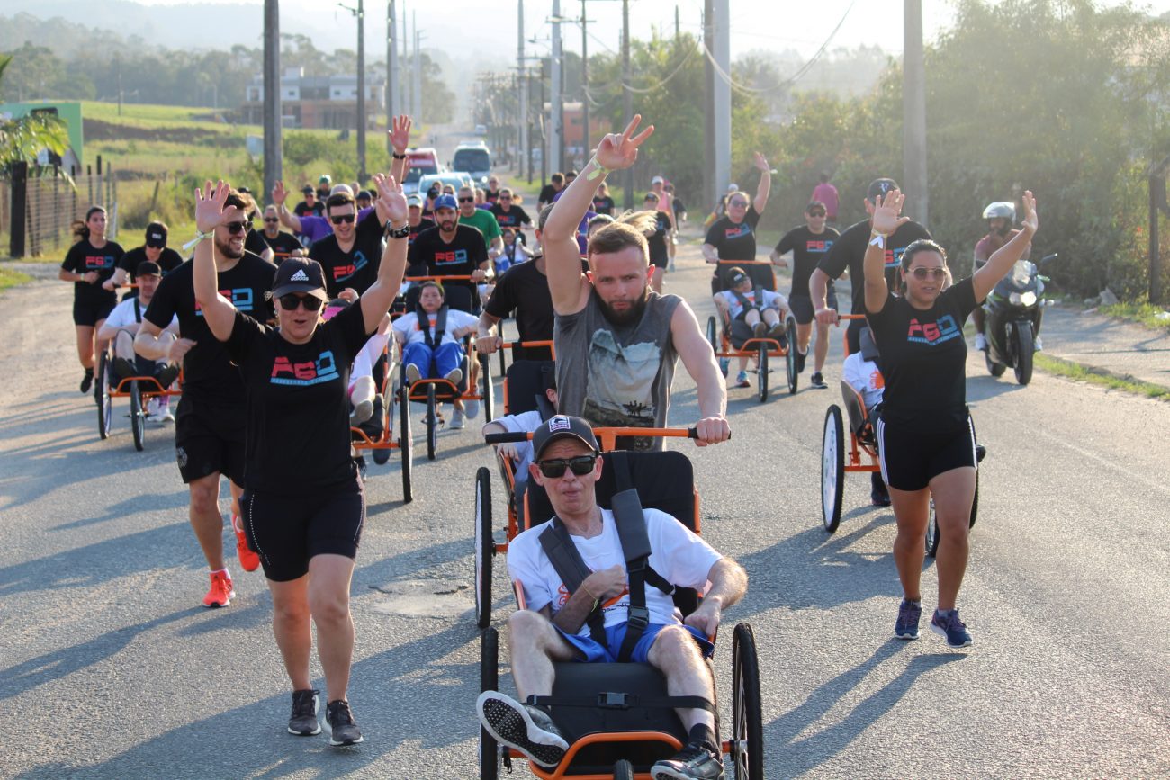 em triciclos adaptados pessoas com deficiencia vivem a experiencia de uma corrida de rua em cocal do sul img 8797