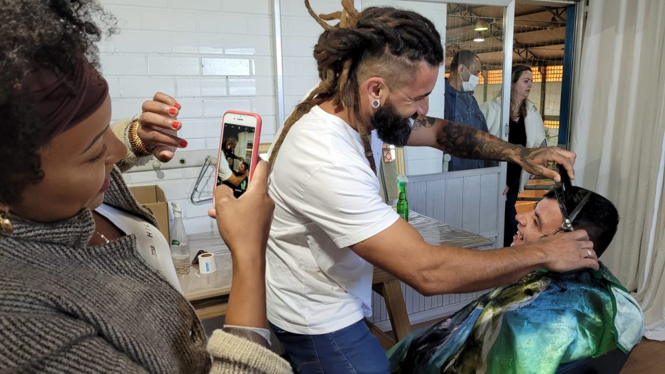 kombinacao solidaria projeto traz cortes de cabelo gratuitos musica e alegria para a apae de cocal do sul kombinacao solidaria apae cocal por ana paula nesi 3