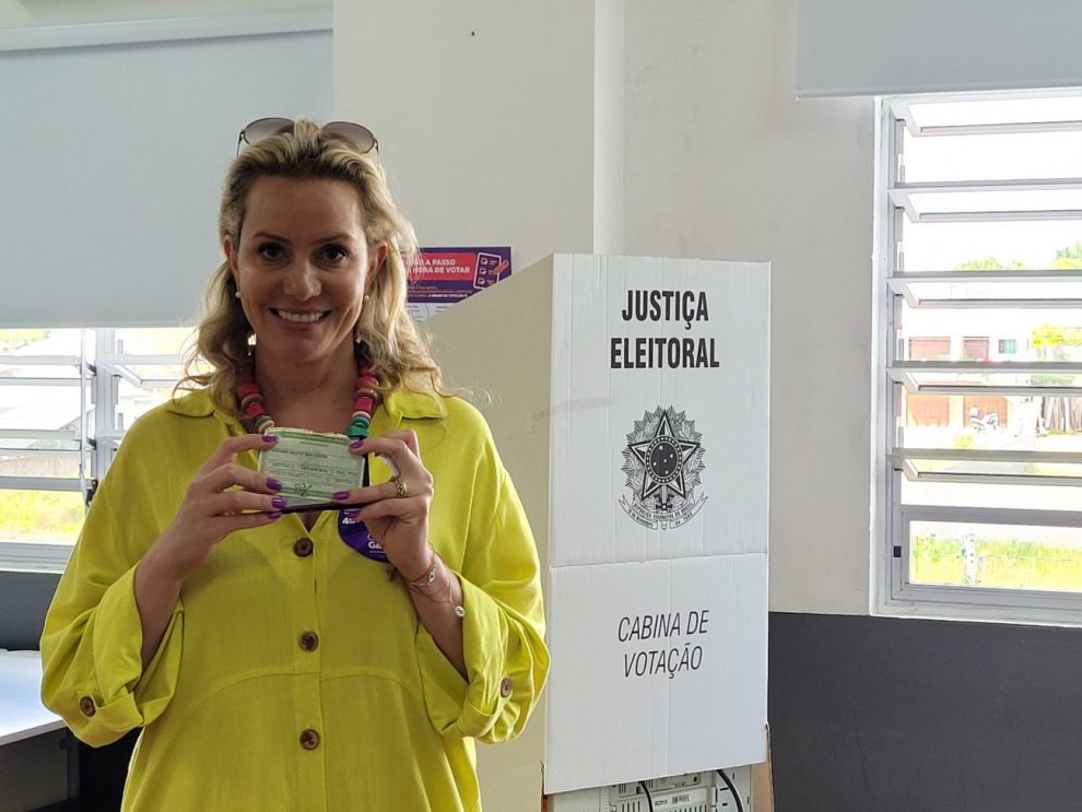 eleicoes2022 candidata ao legislativo catarinense giovana galato vota em cocal do sul 20221002 104248