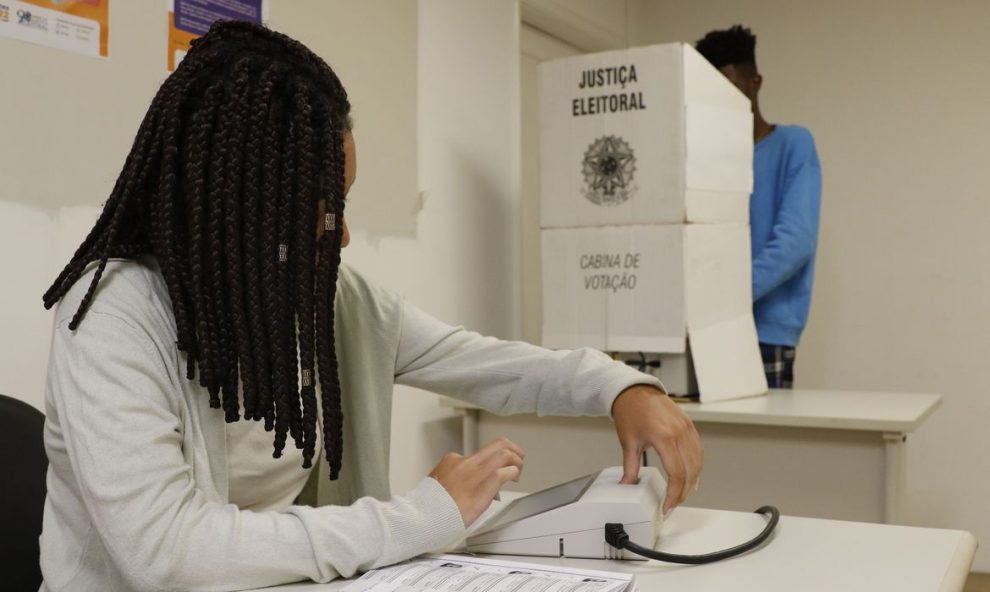 fora do pais 50 urnas apresentam defeito e sao substituidas mg 1654