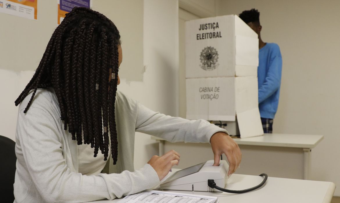 fora do pais 50 urnas apresentam defeito e sao substituidas mg 1654