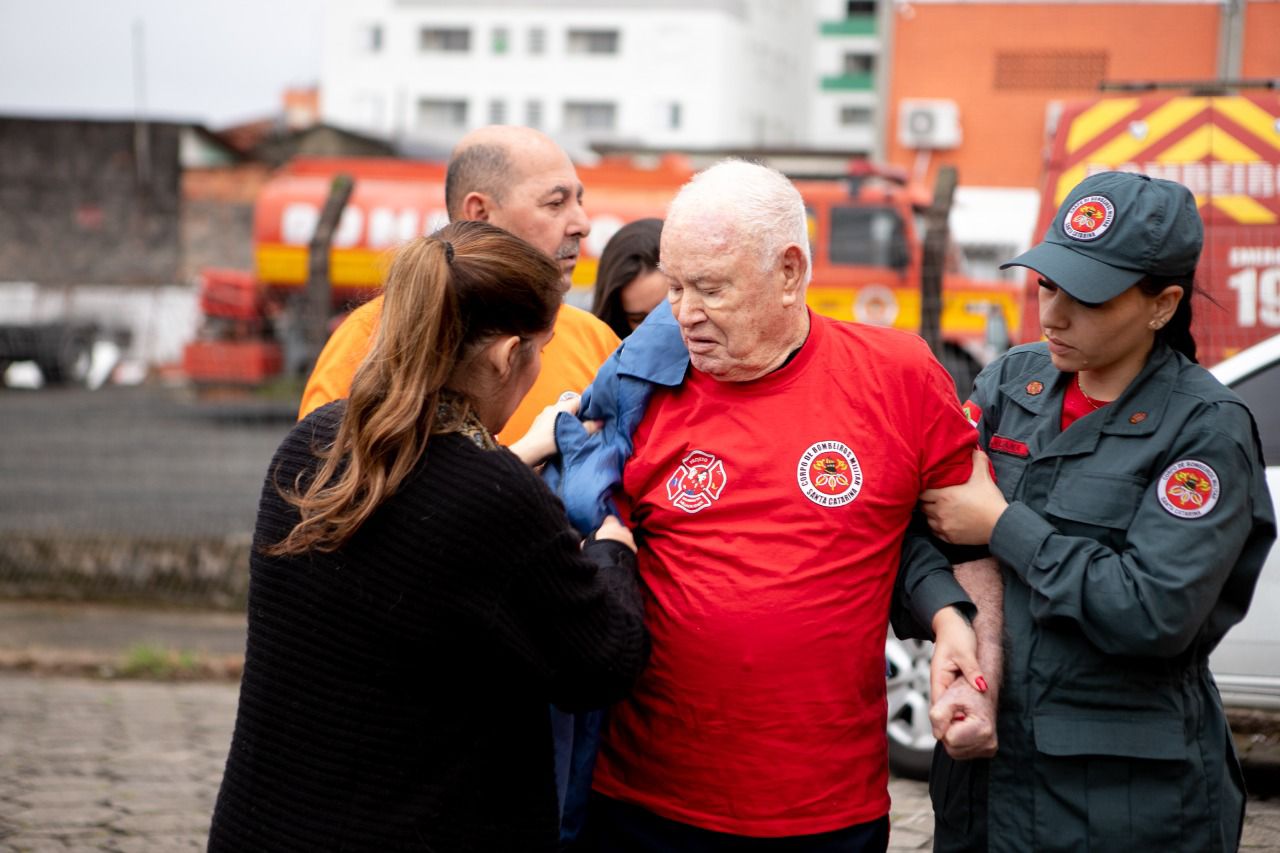 idoso de 91 anos recebe visita do corpo de bombeiros militar em criciuma na sua festa de mesversario whatsapp image 2022 10 17 at 17.10.26