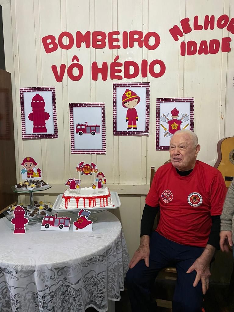 idoso de 91 anos recebe visita do corpo de bombeiros militar em criciuma na sua festa de mesversario whatsapp image 2022 10 17 at 17.10.27