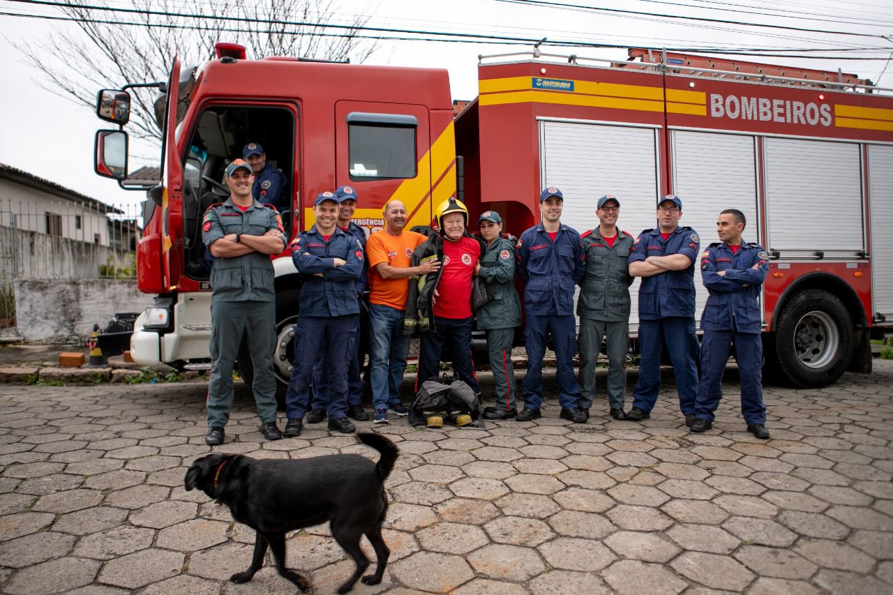 idoso de 91 anos recebe visita do corpo de bombeiros militar em criciuma na sua festa de mesversario whatsapp image 2022 10 17 at 17.10.28