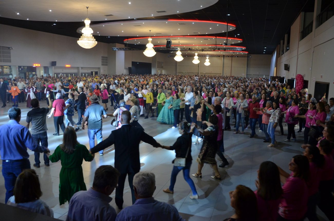 strongalegria e diversao de mais de duas mil pessoas no baile da terceira idade da amrecstrong dsc 0215