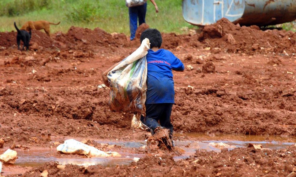 cerca de 30 da populacao estavam em situacao de pobreza em 2021 1280px crianca lixao 20080220 marcello casal jr. agencia brasil