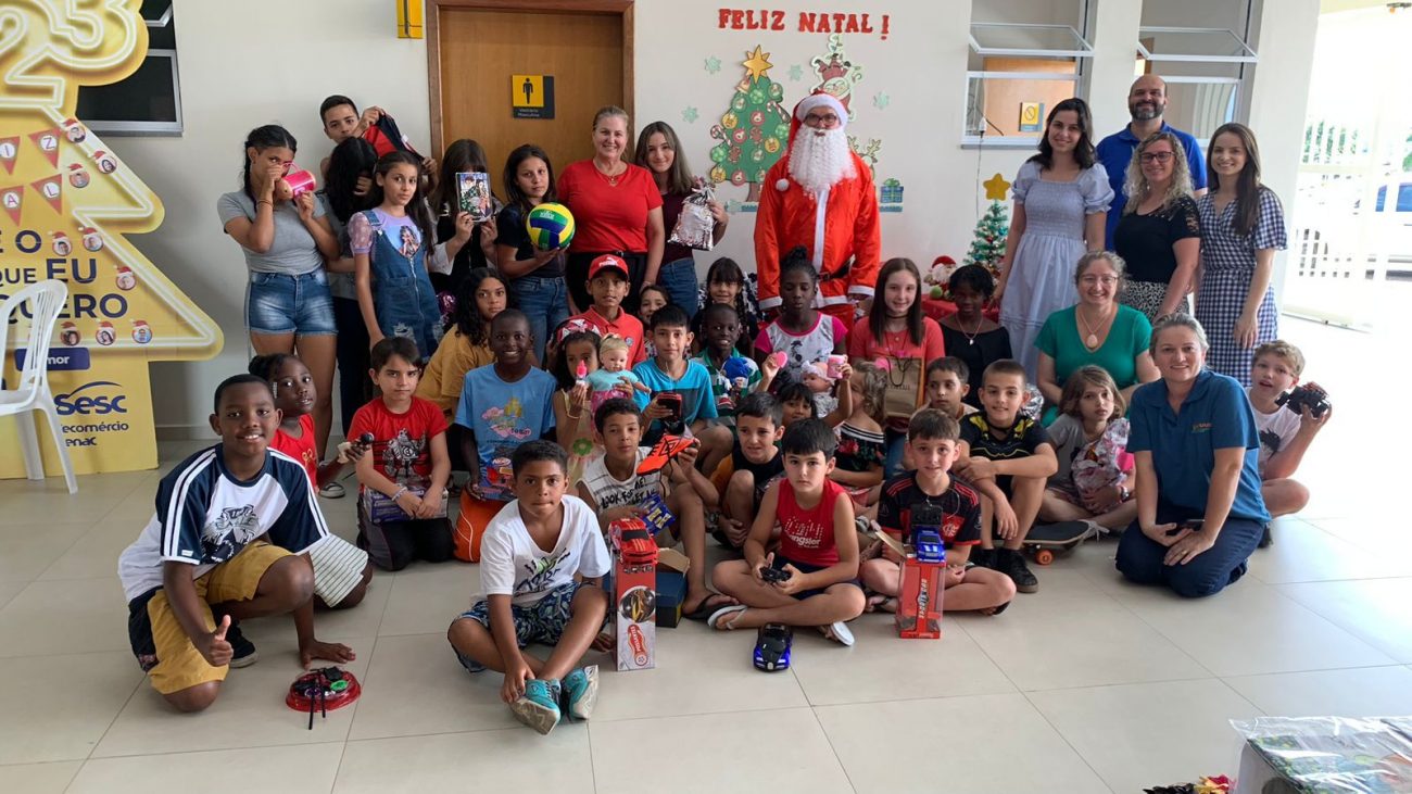 criancas e adolescentes recebem presentes do papai noel em cocal do sul whatsapp image 2022 12 16 at 08.26.53