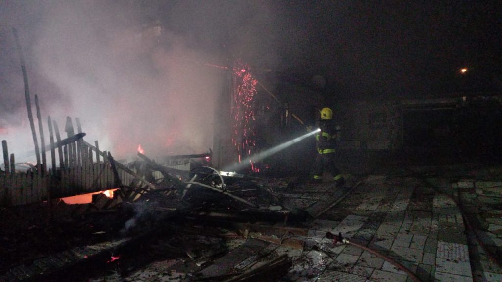 incendio destroi parte de residencia em cocal do sul whatsapp image 2023 01 19 at 06.55.29