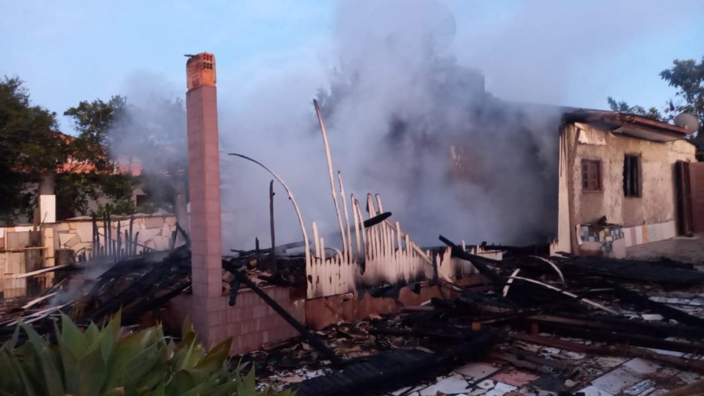 incendio destroi parte de residencia em cocal do sul whatsapp image 2023 01 19 at 06.56.56