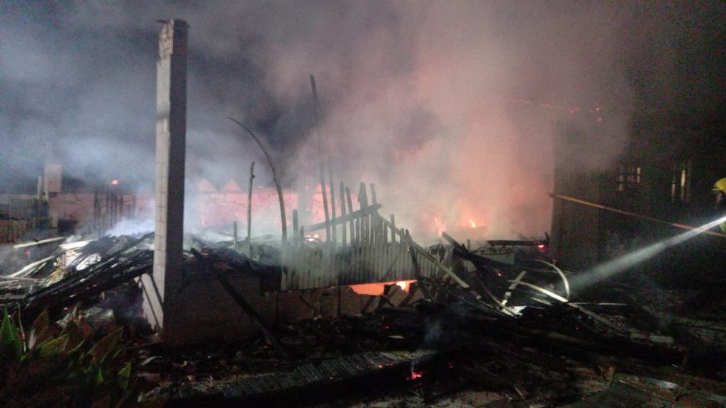 incendio destroi parte de residencia em cocal do sul whatsapp image 2023 01 19 at 06.57.33