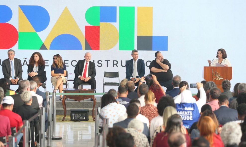 lei transforma agentes comunitarios em profissionais de saude vac abr2001231705