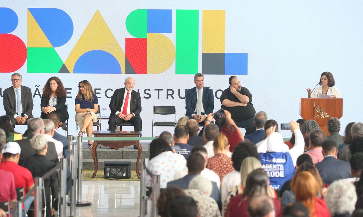 lei transforma agentes comunitarios em profissionais de saude vac abr2001231705