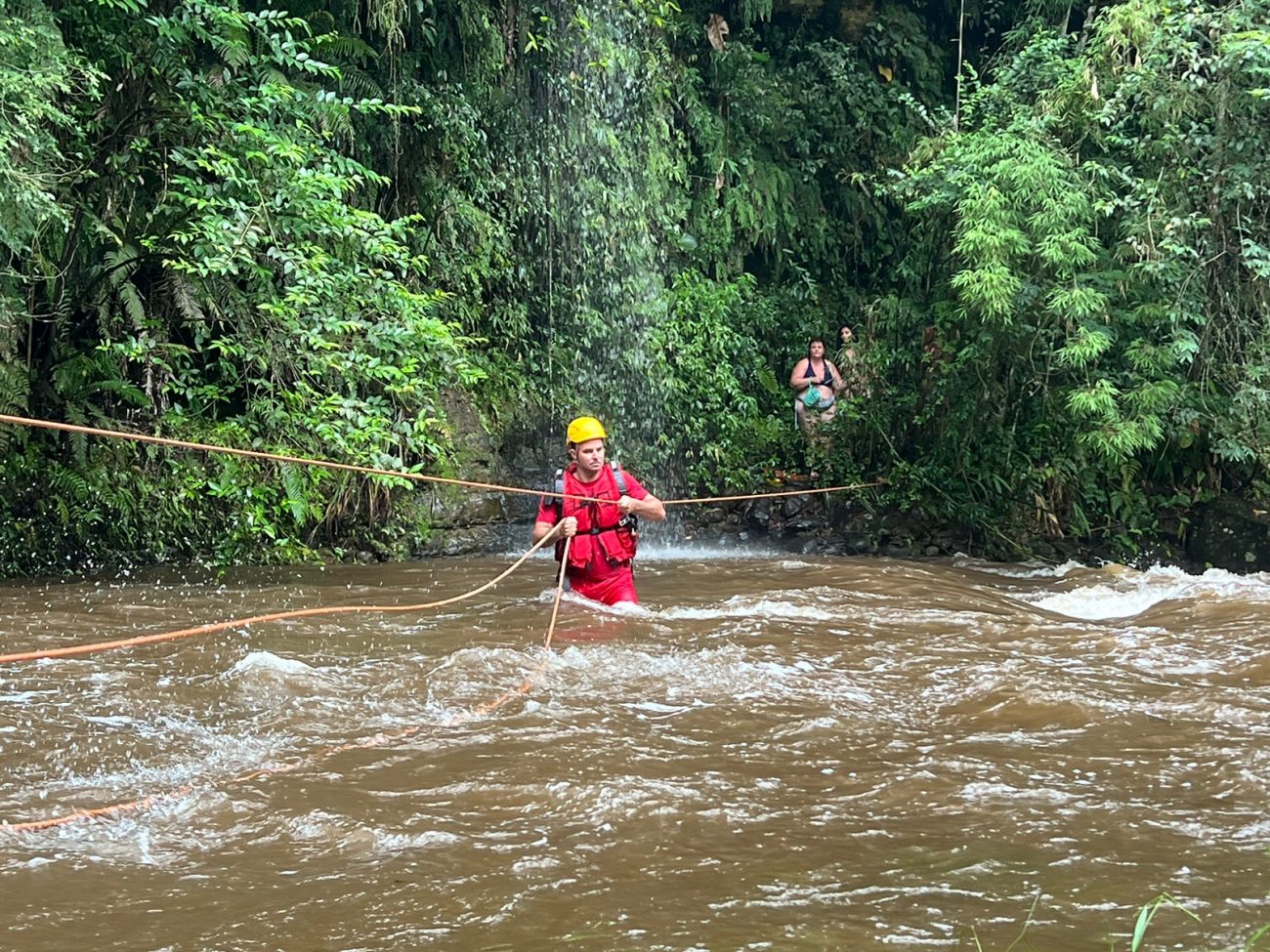 trio fica ilhado no rio manin apos forte chuva whatsapp image 2023 01 19 at 18.23.08