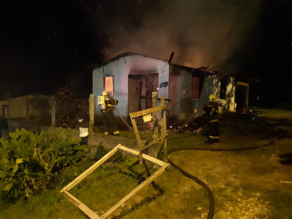 casa e destruida pelo fogo no jardim elizabeth img 20230216 wa0002
