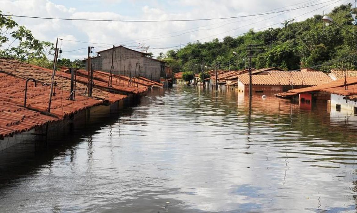 cerca de quatro milhoes de pessoas vivem em areas de risco no brasil enchente foto
