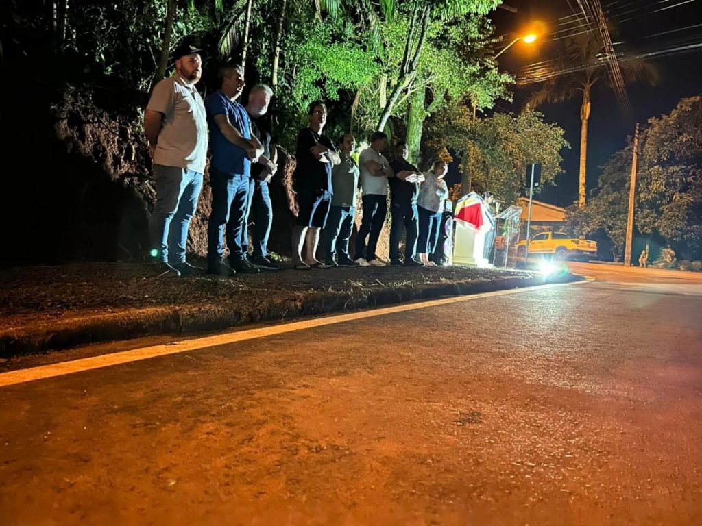 prefeitura de cocal do sul entrega duas obras de pavimentacao 16.27.30