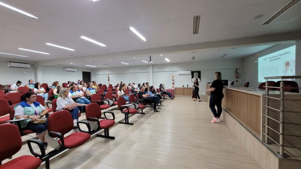 profissionais da saude de cocal do sul recebem palestra sobre atendimento a pessoa com deficiencia palestra saude cocal apae por ana paula nesi 3