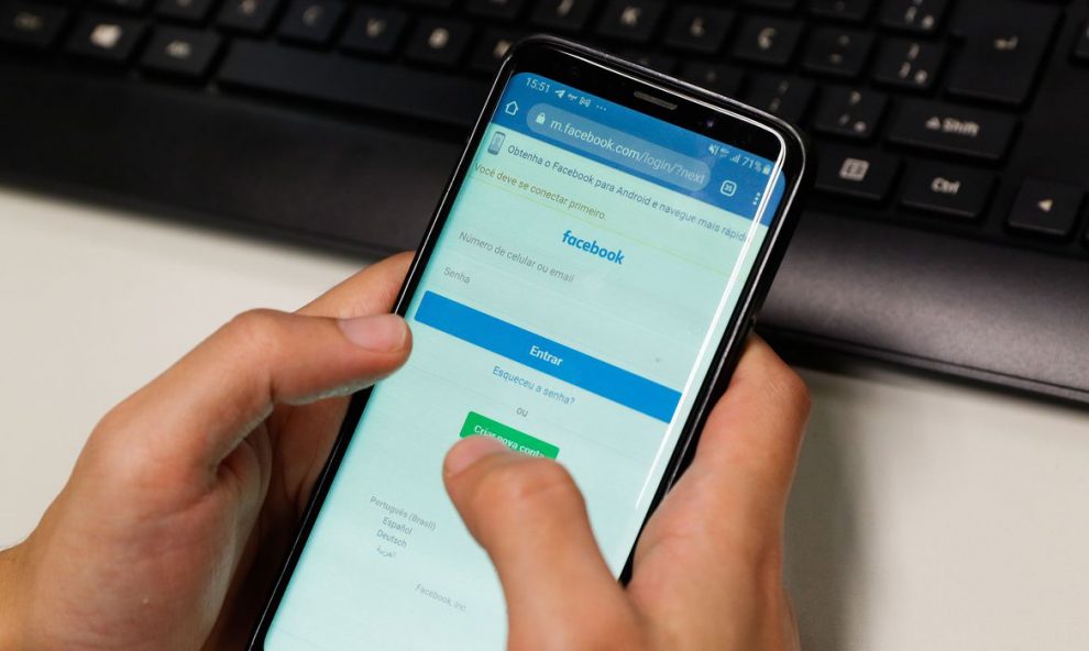 sociedade deve se engajar no combate a desinformacao diz pesquisadora uso de redes sociais em telefones smartphone ffraz abr 290620213650 1