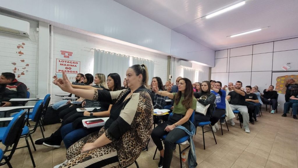 treinamento para defesa de ameacas e ataques e realizado na apae cocal do sul palestra e treinamento corra fuja lute foto por ana paula nesi 10