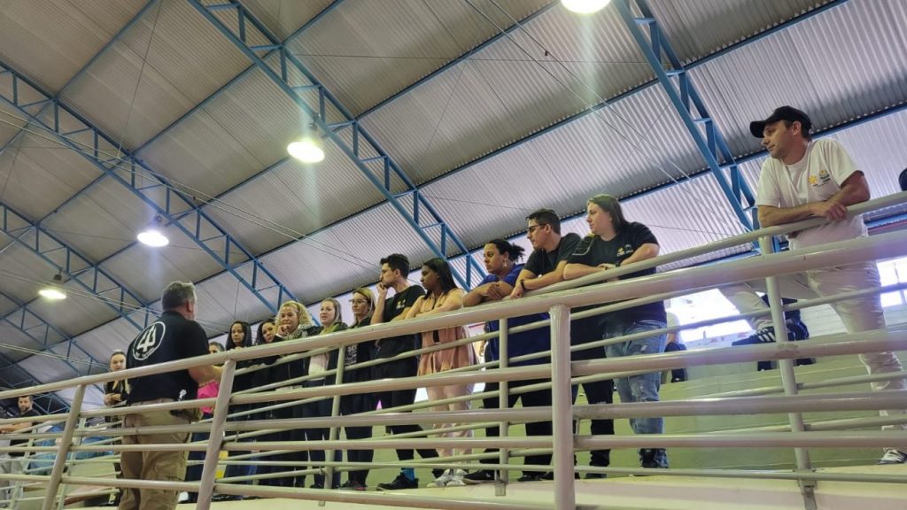 treinamento para defesa de ameacas e ataques e realizado na apae cocal do sul palestra e treinamento corra fuja lute foto por ana paula nesi 11