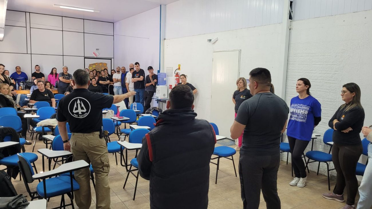 treinamento para defesa de ameacas e ataques e realizado na apae cocal do sul palestra e treinamento corra fuja lute foto por ana paula nesi 7