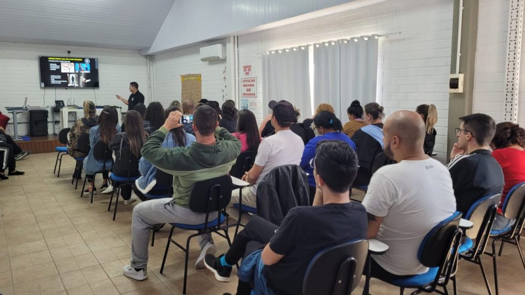 treinamento para defesa de ameacas e ataques e realizado na apae cocal do sul palestra e treinamento corra fuja lute foto por ana paula nesi 8