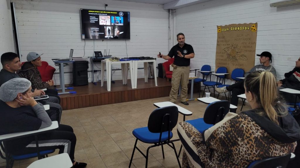 treinamento para defesa de ameacas e ataques e realizado na apae cocal do sul palestra e treinamento corra fuja lute foto por ana paula nesi 9