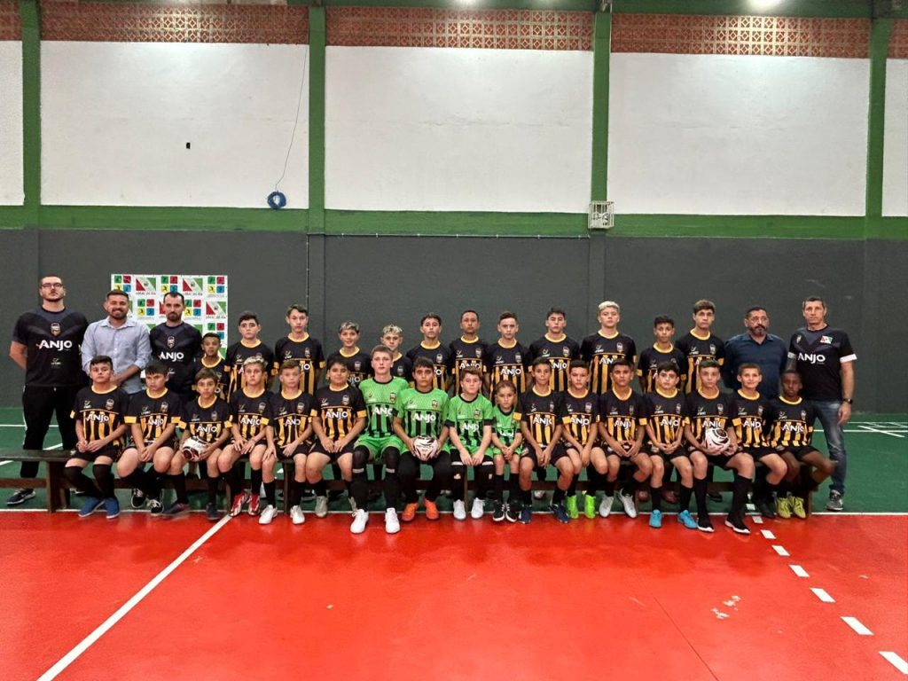 cocal do sul realiza entrega dos uniformes aos atletas do anjos do futsal 14.15.28 1