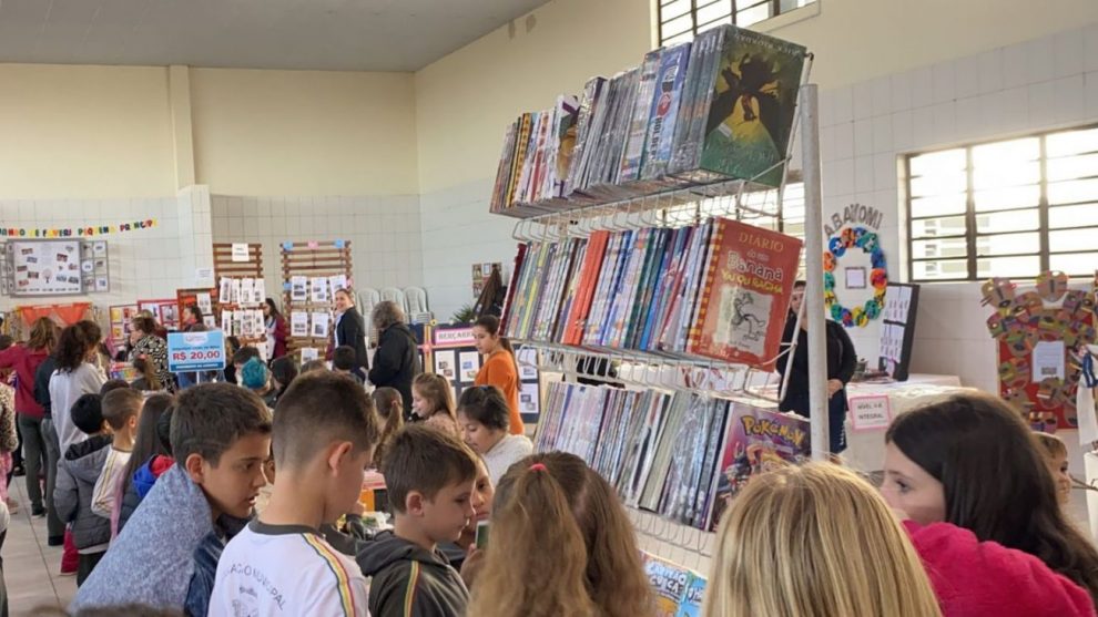 com exposicoes e apresentacoes culturais cocal do sul realiza 8a feira do livro whatsapp image 2023 05 16 at 12.25.56
