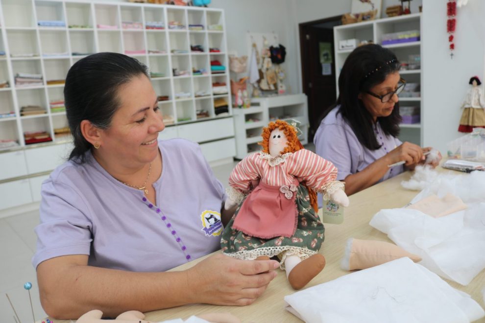 mulheres artesas producao de bonecas de pano que pode gerar renda 1 debora min