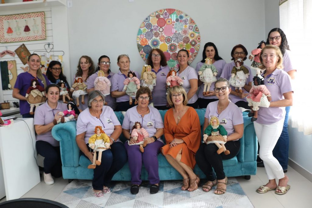 mulheres artesas producao de bonecas de pano que pode gerar renda 1 min