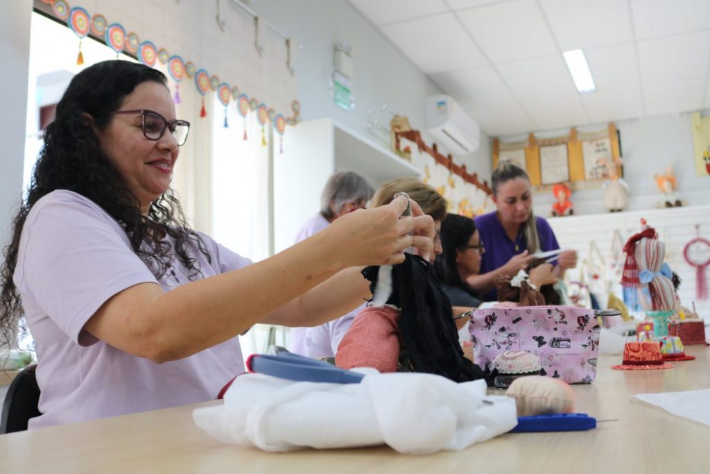 mulheres artesas producao de bonecas de pano que pode gerar renda 2 min 1