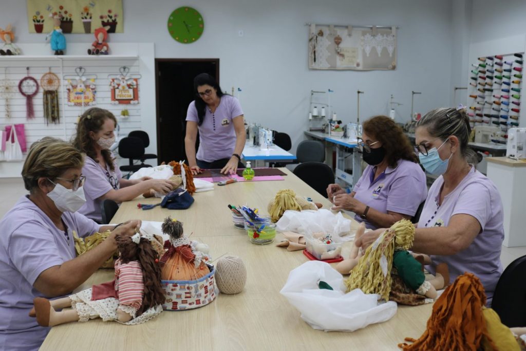 mulheres artesas producao de bonecas de pano que pode gerar renda 3 min