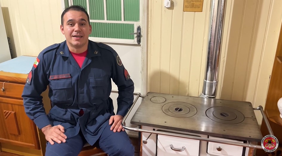 corpo de bombeiros militar alerta para o uso seguro de fogoes a lenha bombeiros fogao