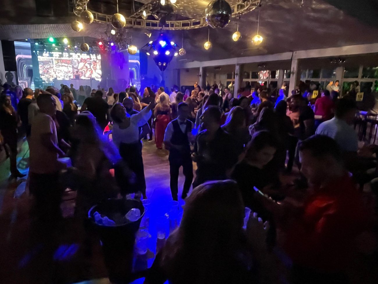 em clima nostalgico amigos relembram os anos 2000 no diretorio a festa diretorio 4