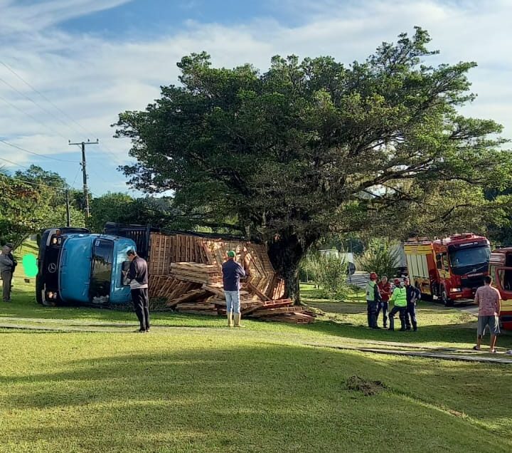 sem freio caminhao de pellets tomba em cocal do sul whatsapp image 2023 06 20 at 09.41.59 e1687266829507
