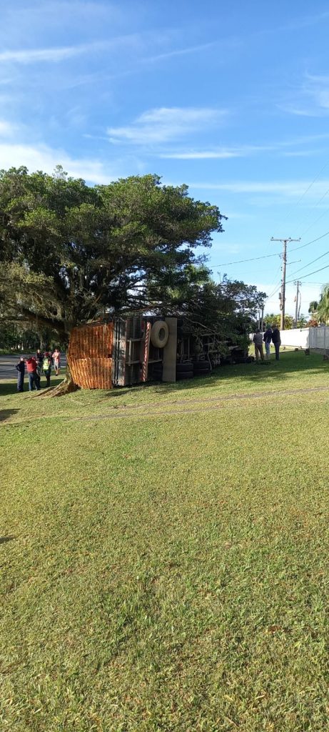 sem freio caminhao de pellets tomba em cocal do sul whatsapp image 2023 06 20 at 09.42.01